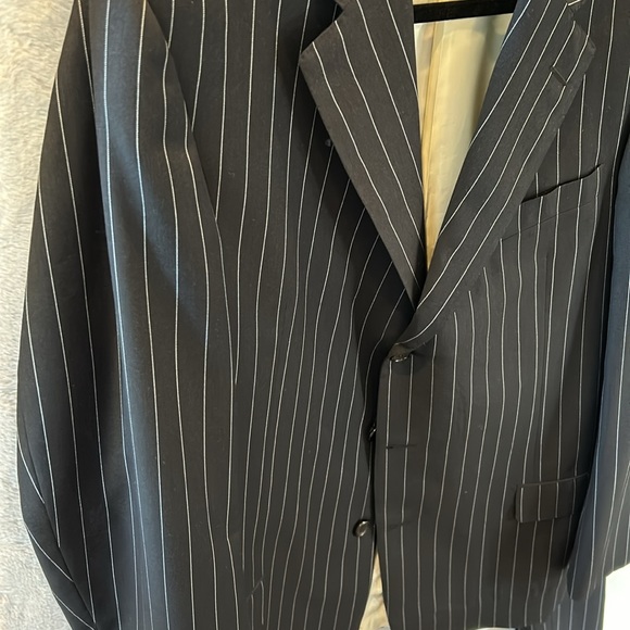 Hickey Freeman 100% Wool suit with working surgeons cuffs - Picture 2 of 9